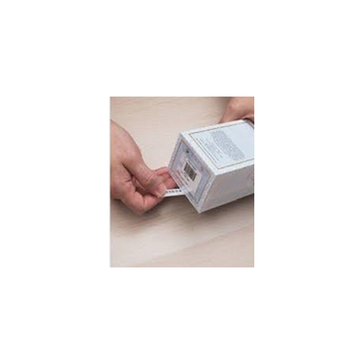Démonstration de l'insertion d'une étiquette antivol AM 58kHz à l'intérieur d'un étui de parfum pour une sécurité invisible