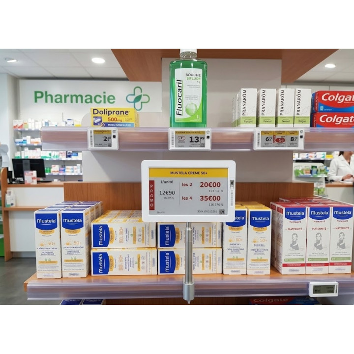 Mise en situation réelle dans une pharmacie présentant quatre types d'étiquettes électroniques.