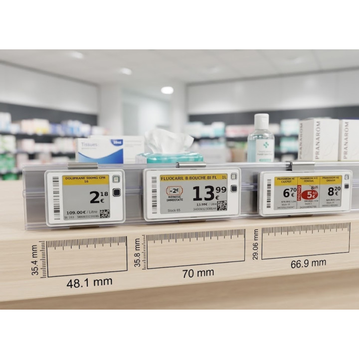 Vue rapprochée de trois étiquettes électroniques de prix, format S, M, L,  fixées sur un rail de tablette en pharmacie