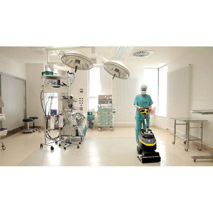 Hygiène des sols en bloc opératoire : désinfection par autolaveuse Kärcher BR 35/12 C Bp Pack pour hôpitaux et cliniques
