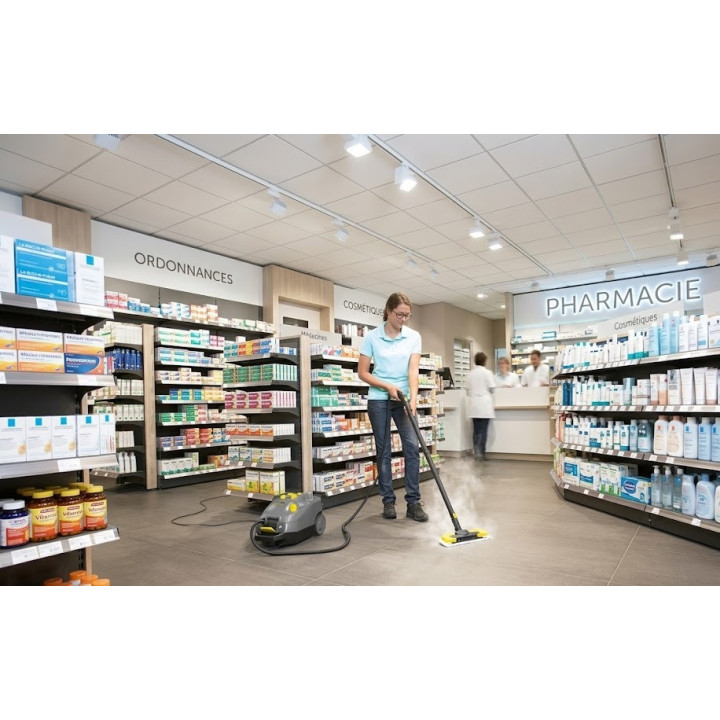 photo d'une femme utilisant le nettoyeur vapeur dans une pharmacie