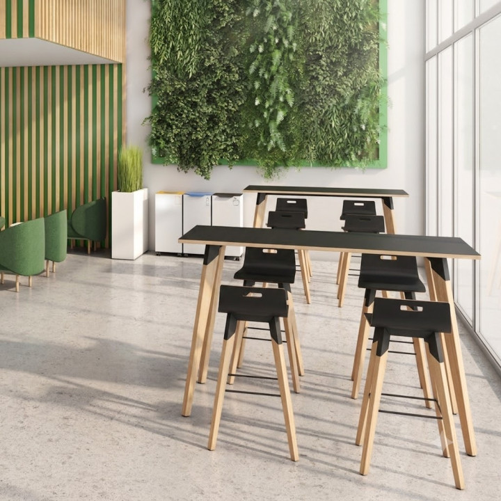 photo d'une salle de repas équipée des tabourets EVASION noirs