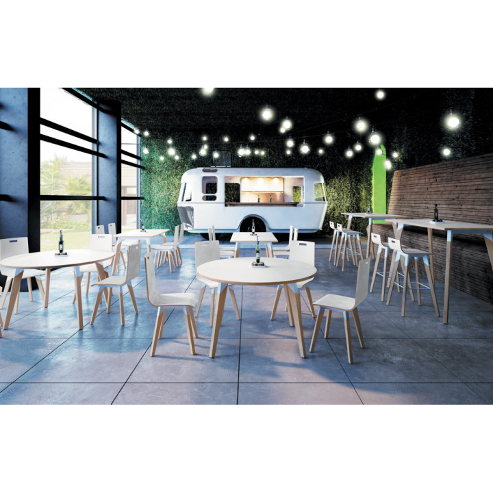 photo d'une salle équipée de tables et chaises en hêtre blanc EVASION