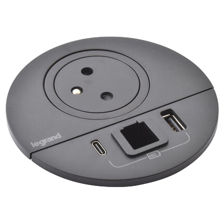 vue de face de l'obturateur électrifié avec 1 prise de courant et 1 port USB-A et 1 port USB-C noir